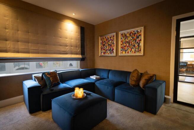 5 bed Detached for sale Image 7