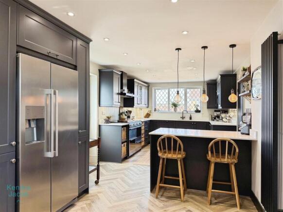 4 bed Detached for sale Image 10