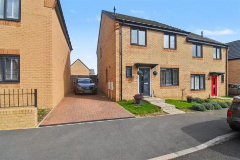 Chiswick Gardens, Priors Hall Park