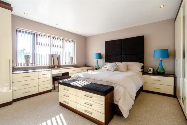 8434024-interior41.jpg