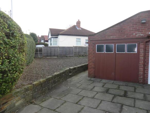 Side garden and driv