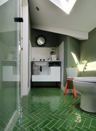 LUXURIOUS SHOWER ROOM