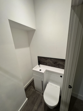 4 bed House to rent Image 6