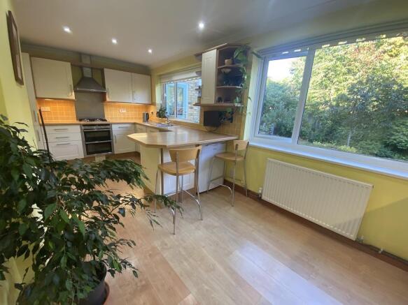 8 - Kitchen breakfast bar.jpg