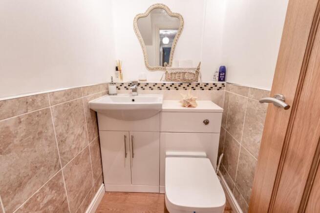 5 bed Detached for sale Image 11