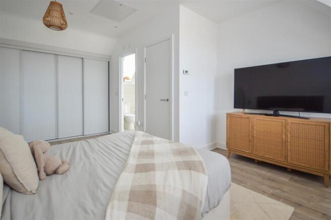 4 bed Semi-Detached for sale Image 12