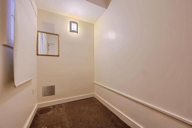2 bed Ground Flat for sale Image 11