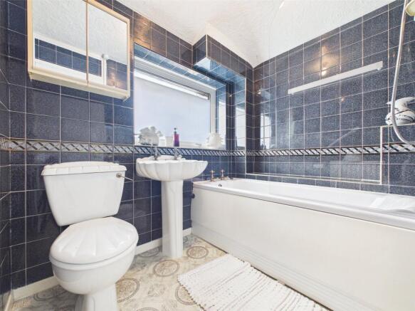 Kingscote Avenue, Cheltenham, Gloucestershire, GL51 photo 4