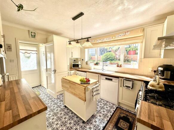 KITCHEN/BREAKFAST ROOM