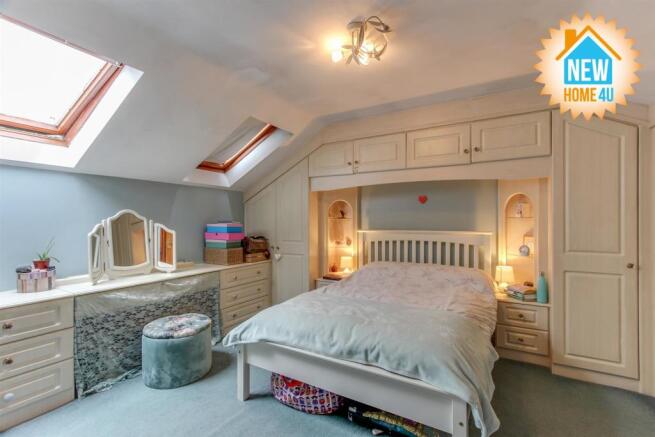 MAIN  BEDROOM: