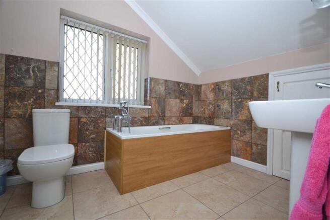 EN-SUITE BATHROOM