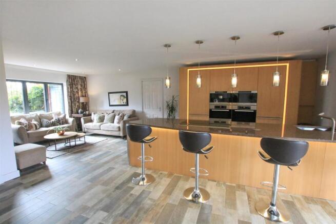STUNNING CONTEMPORARY LIVING/ DINING/ KITCHEN