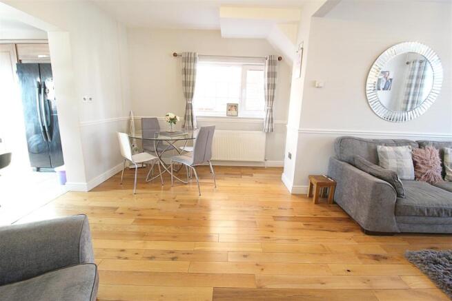 LOUNGE/DINING AREA