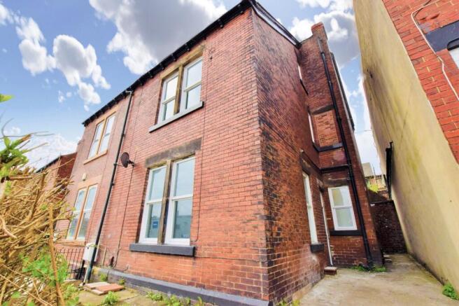 5 bed Semi-Detached to rent in sheffield