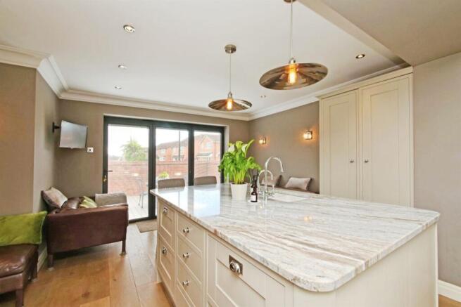 4 bed Detached for sale Image 6