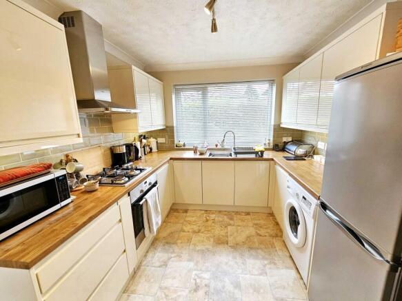 4 bed Detached for sale Image 9