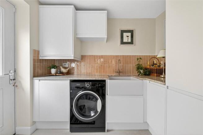 5 bed Detached for sale Image 8