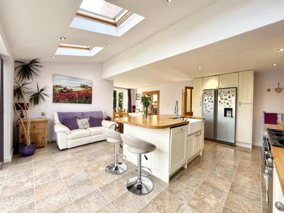 5 bed Detached for sale Image 9