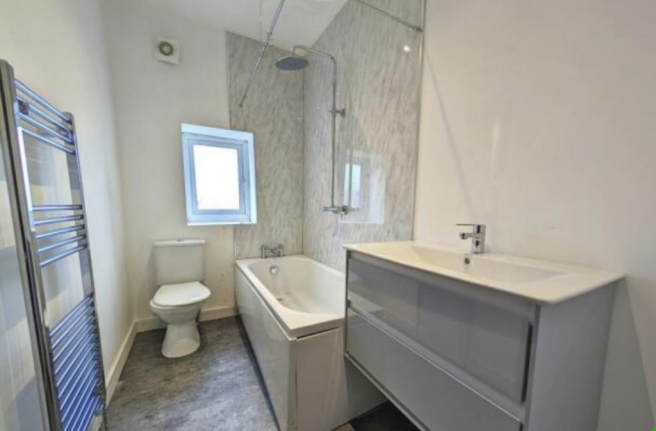 2 bed Terraced to rent Image 6
