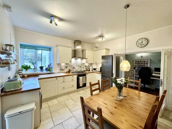 KITCHEN/DINING ROOM