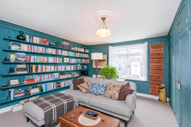 Living Room 2/ Bedro
