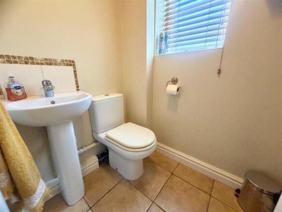 4 bed Detached for sale Image 11