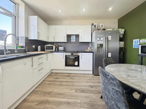 4 bed House of Multiple Occupation for sale Image 4