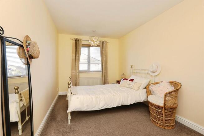 5 bed Detached for sale Image 11