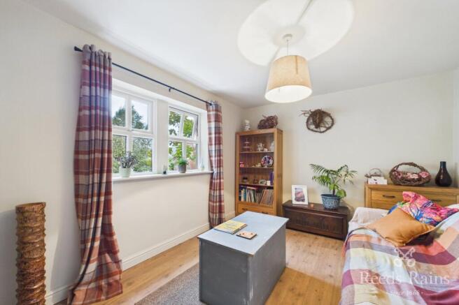 5 bed Semi-Detached for sale Image 8