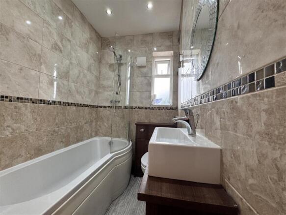 2 bed Terraced to rent Image 6