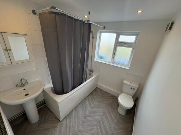 2 bed Terraced to rent Image 7