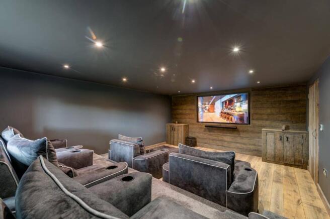 5 bed Detached for sale Image 6