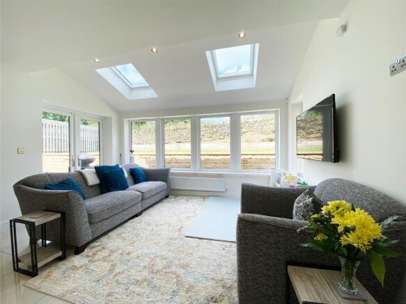 OPEN-PLAN DINING KITCHEN AND FAMILY ROOM