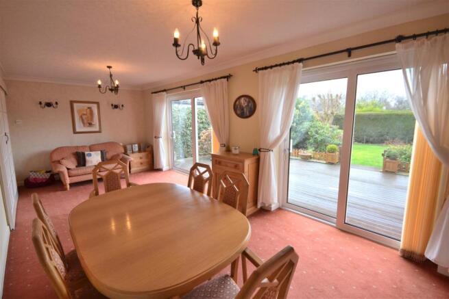SPACIOUS LIVING ROOM