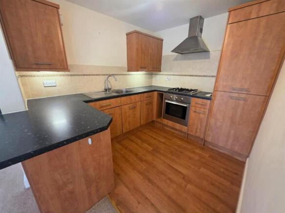 2 bed Apartment to rent Image 2