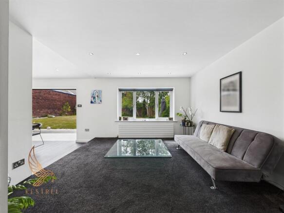 5 bed Detached for sale Image 9