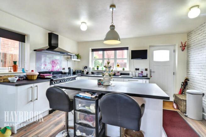 4 bed Detached for sale Image 5