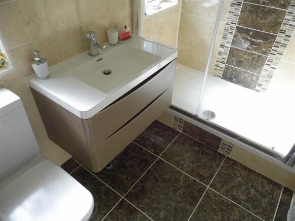 SHOWER ROOM - to the