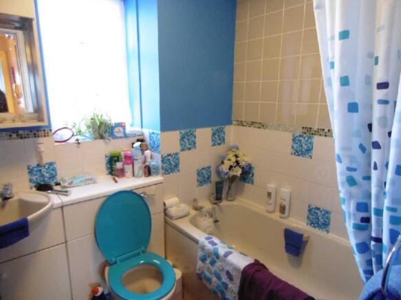21 PENHALIGON COURT - BATHROOM.JPG
