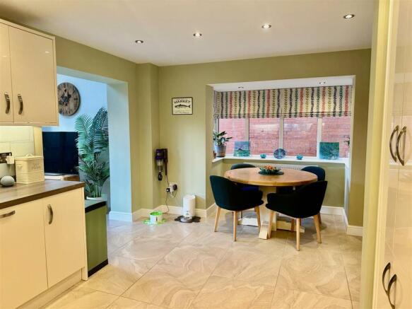 SPACIOUS DINING KITCHEN