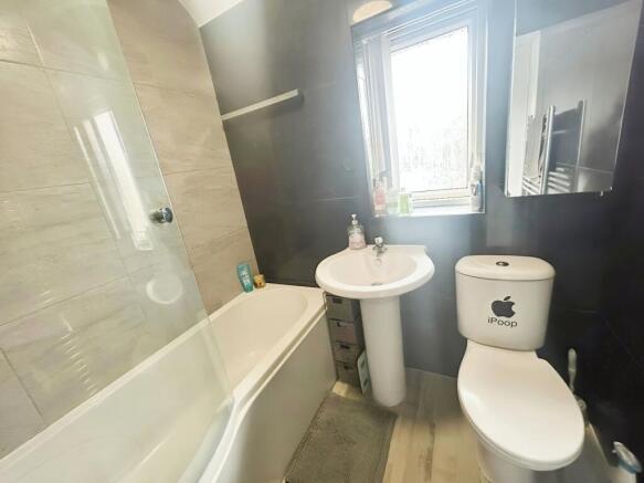 2 bed Terraced to rent Image 8