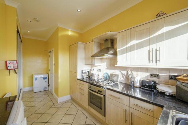 2 bed Flat for sale Image 8