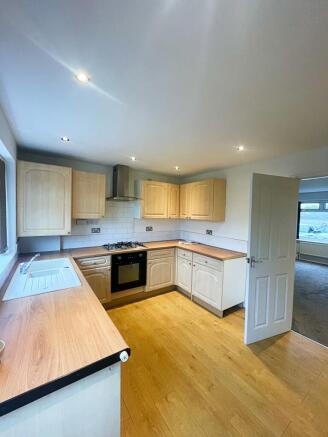 3 bed House to rent Image 6