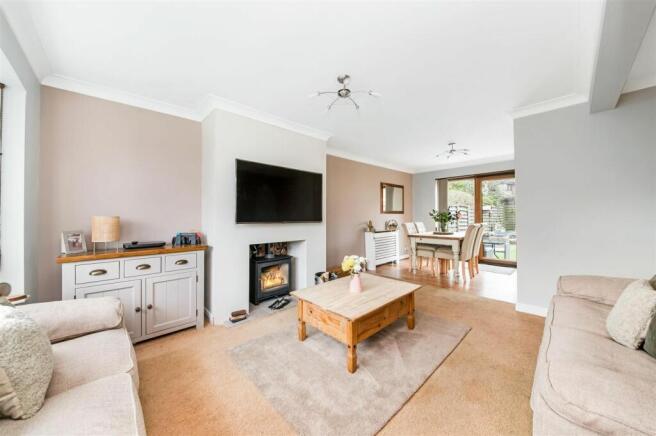 OPEN-PLAN LIVING DINING ROOM