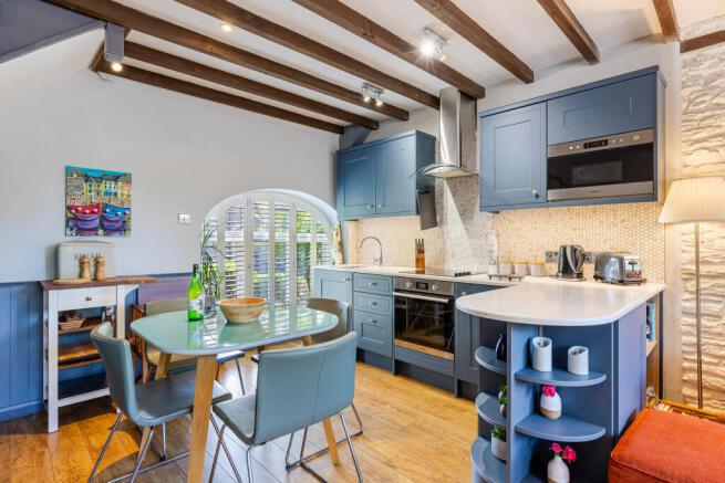 A02 - Hobbit Cottage Noss Mayo - 250912