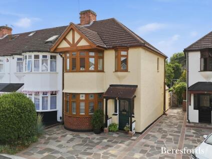 Warwick Gardens, Gidea Park, RM2