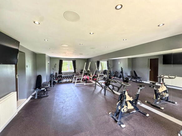 5 bed Detached for sale Image 8