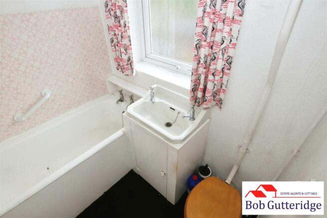 FIRST FLOOR BATHROOM