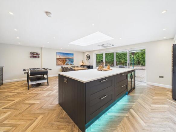 5 bed Detached for sale Image 7