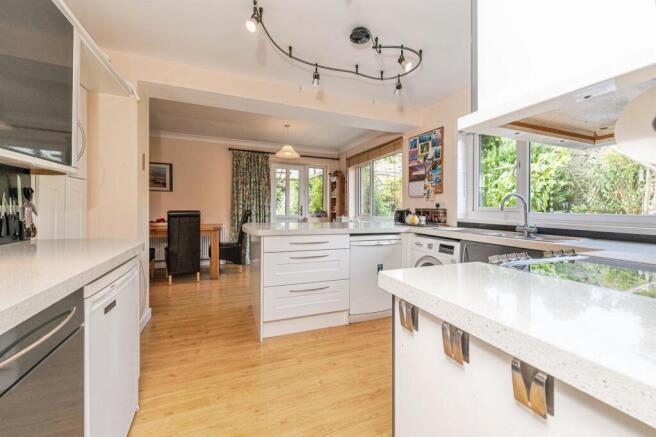 4 bed Detached for sale Image 5